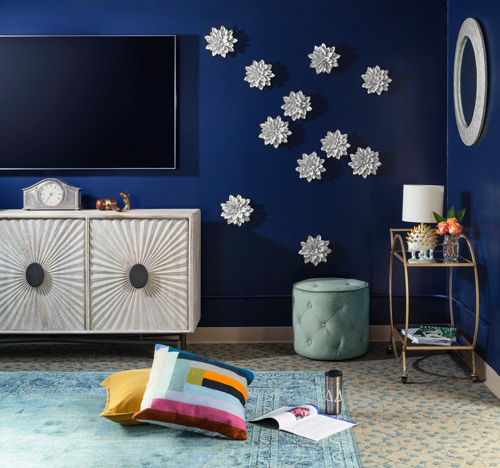 Foto di un grande soggiorno boho chic chiuso con pareti blu, moquette, nessun camino, TV a parete e pavimento multicolore