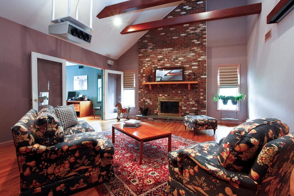 Стильный дизайн: гостиная комната в стиле кантри с разноцветными стенами, паркетным полом среднего тона, стандартным камином, фасадом камина из кирпича и коричневым полом без телевизора - последний тренд