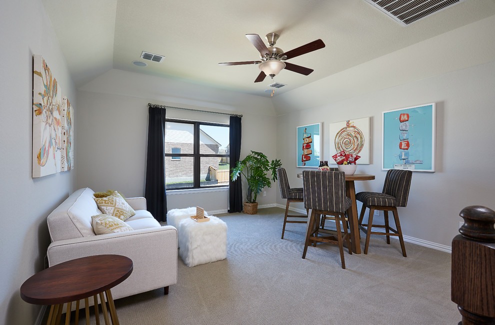 Idee per un soggiorno contemporaneo di medie dimensioni e chiuso con sala giochi, pareti beige, moquette e pavimento beige