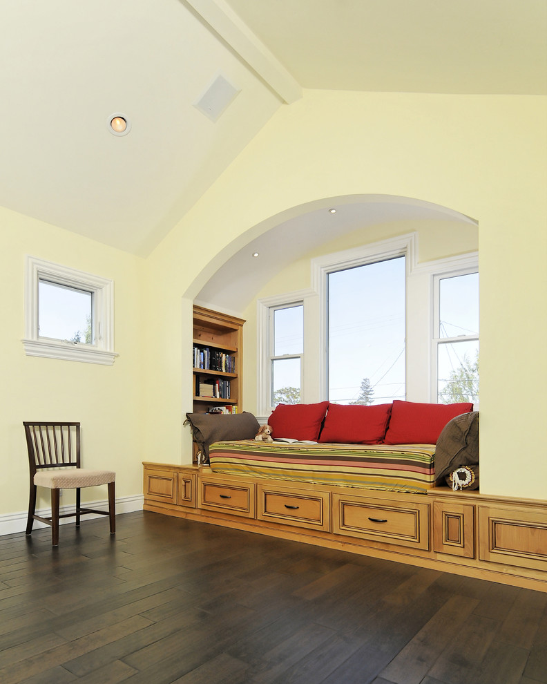 Modelo de sala de estar de estilo americano con paredes amarillas y suelo de madera oscura