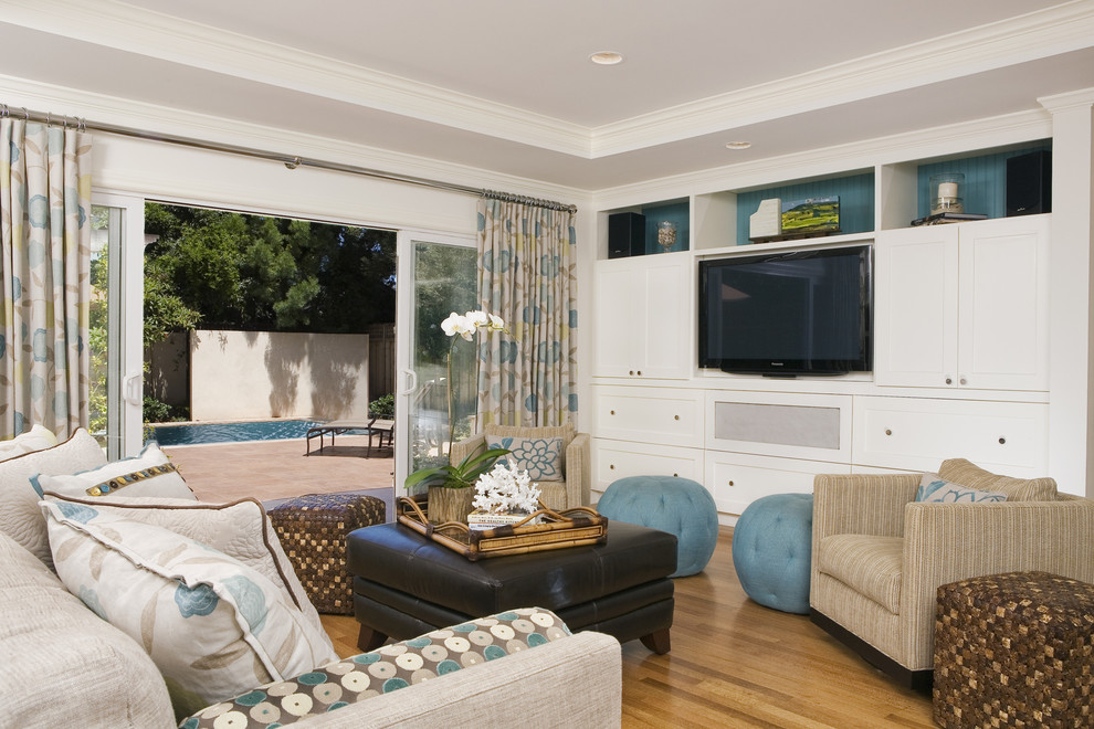 Imagen de sala de estar clásica con suelo de madera en tonos medios y pared multimedia