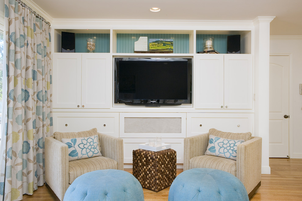 Foto de sala de estar tradicional con suelo de madera en tonos medios y pared multimedia