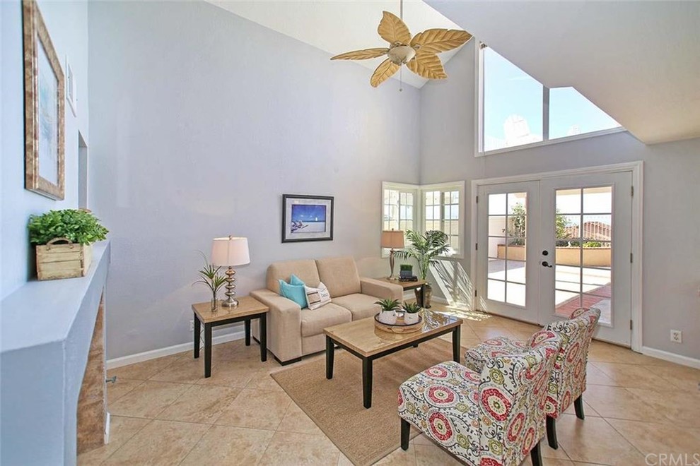 Mittelgroßes, Offenes Maritimes Wohnzimmer mit grauer Wandfarbe, Porzellan-Bodenfliesen, Kamin und gefliester Kaminumrandung in Orange County