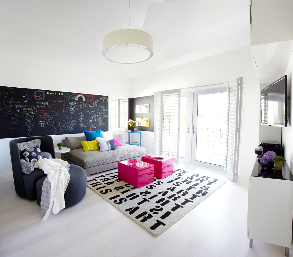 Modelo de sala de estar abierta contemporánea de tamaño medio con suelo de madera clara, paredes blancas y televisor colgado en la pared