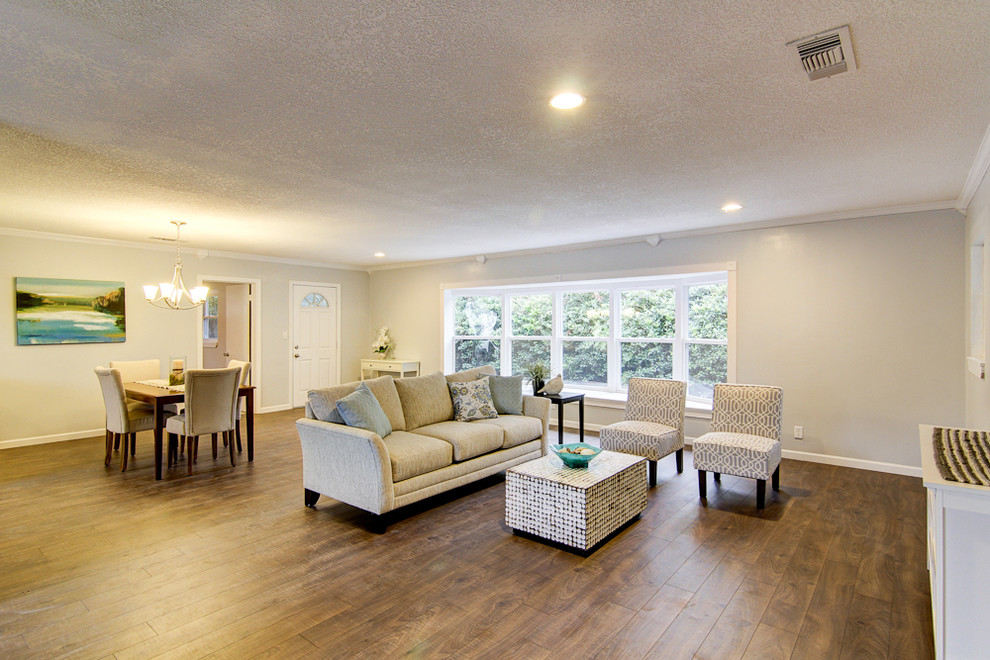 Fernseherloses, Offenes Klassisches Wohnzimmer mit grauer Wandfarbe, braunem Holzboden und braunem Boden in Jacksonville