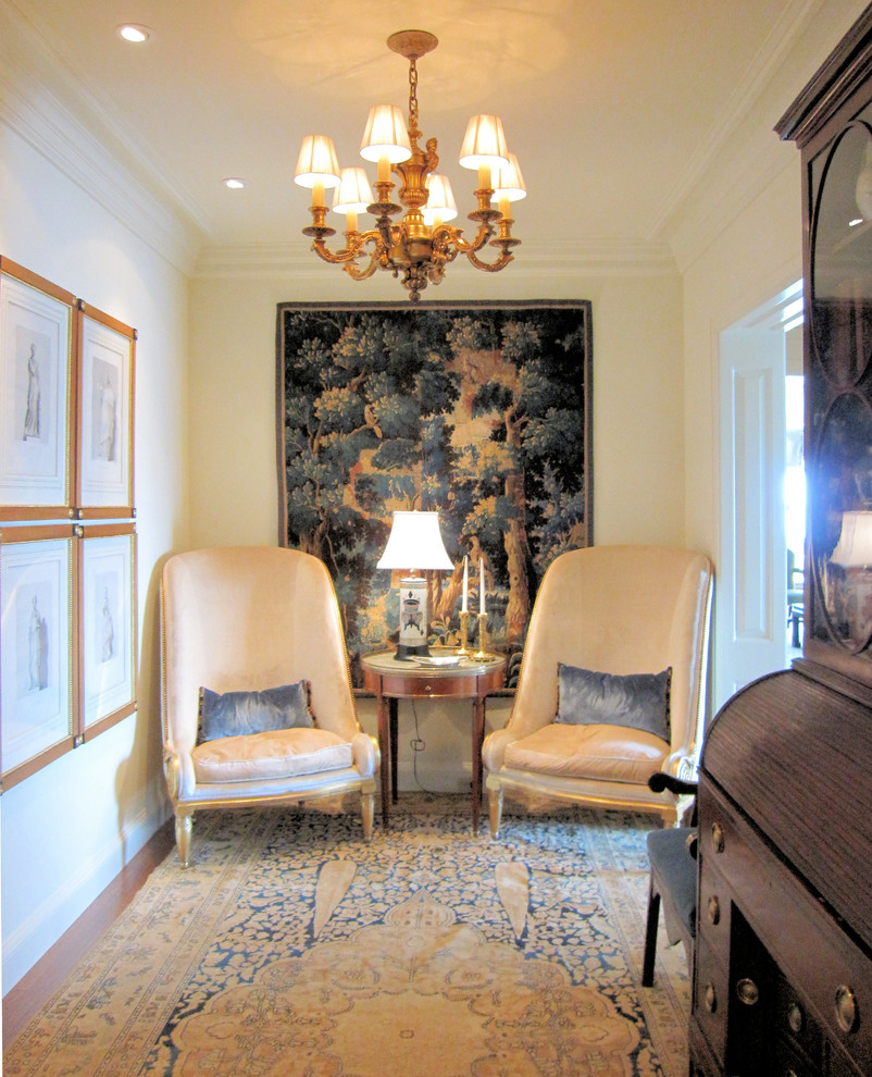 Foto di un soggiorno classico di medie dimensioni e aperto con pareti bianche, pavimento in legno massello medio, nessun camino e pavimento marrone
