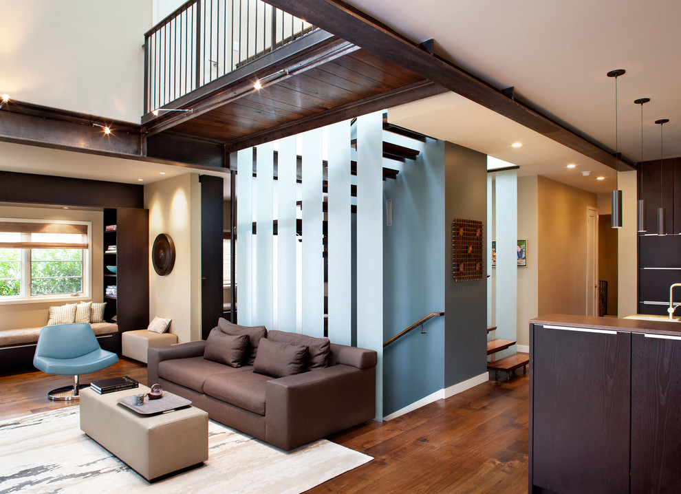 Idee per un grande soggiorno design aperto con pareti beige, parquet scuro e TV a parete