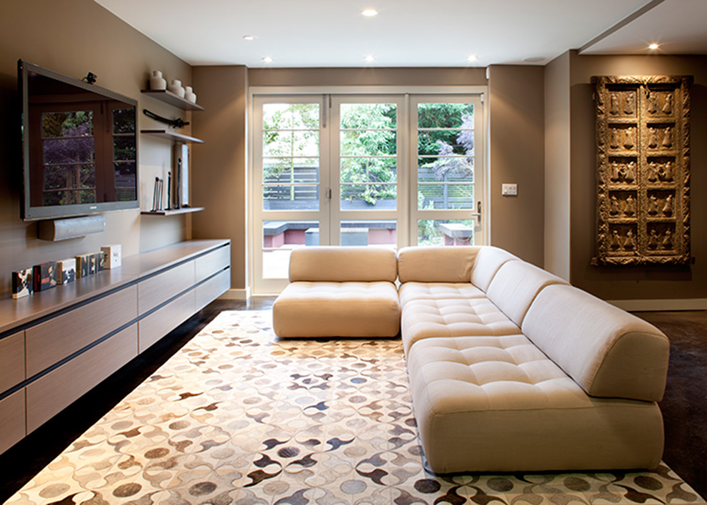 Immagine di un ampio soggiorno minimal chiuso con pareti marroni, nessun camino, TV a parete e moquette