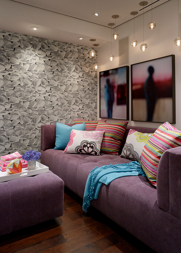 Aménagement d'une salle de séjour contemporaine avec un mur multicolore et parquet foncé.