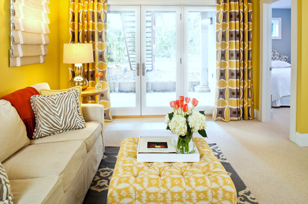 Diseño de sala de estar cerrada actual de tamaño medio con paredes amarillas, moqueta y suelo beige