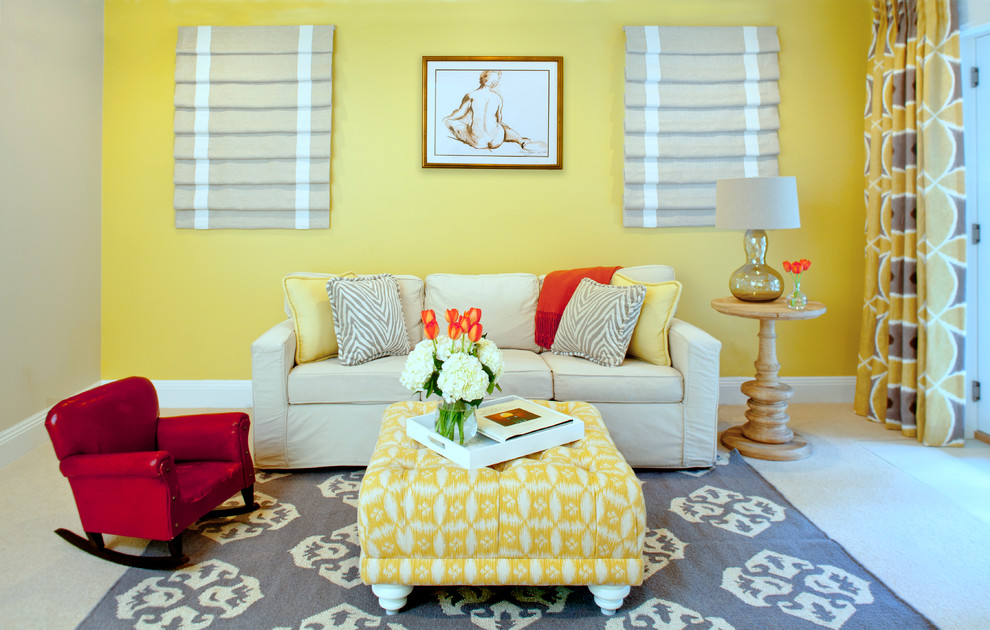 Immagine di un soggiorno design di medie dimensioni e chiuso con pareti gialle, moquette e pavimento beige