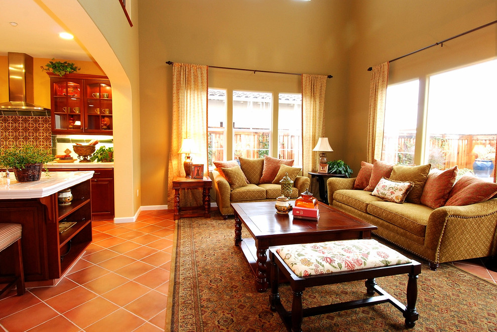 Idee per un soggiorno classico di medie dimensioni e aperto con pareti beige, pavimento in terracotta, camino classico e parete attrezzata