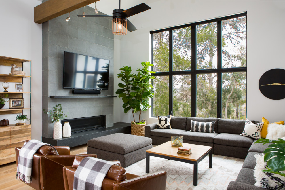 Foto de sala de estar abierta campestre grande con paredes blancas, televisor colgado en la pared, suelo de madera clara, marco de chimenea de piedra, suelo beige y chimenea lineal