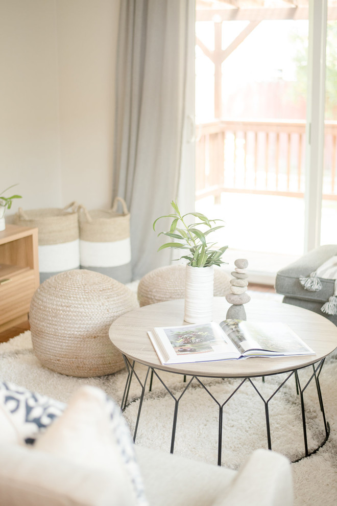 Foto de sala de estar abierta moderna pequeña con paredes beige, suelo de madera oscura, televisor independiente y suelo marrón