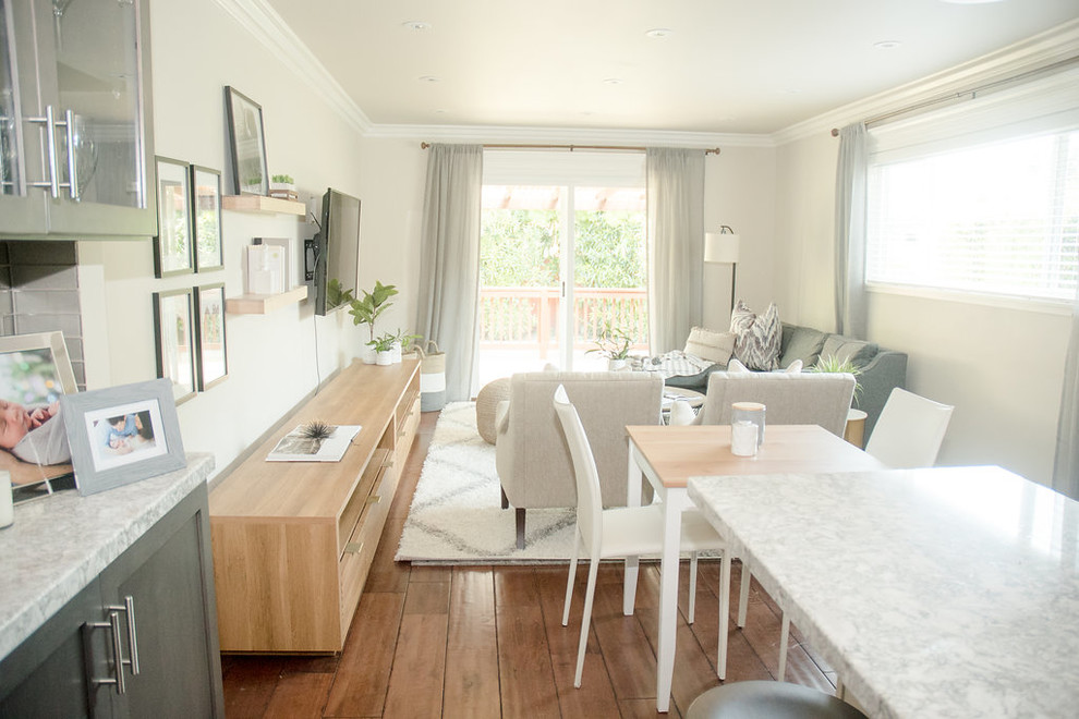 Foto di un piccolo soggiorno moderno aperto con pareti beige, parquet scuro, TV autoportante e pavimento marrone