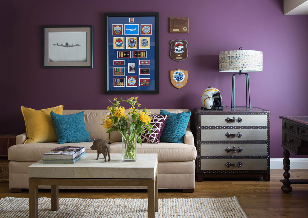 Свежая идея для дизайна: гостиная комната среднего размера в стиле неоклассика (современная классика) с фиолетовыми стенами и паркетным полом среднего тона - отличное фото интерьера