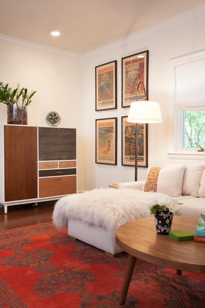 На фото: изолированная гостиная комната среднего размера в стиле неоклассика (современная классика) с белыми стенами, паркетным полом среднего тона, телевизором на стене, коричневым полом и ковром на полу