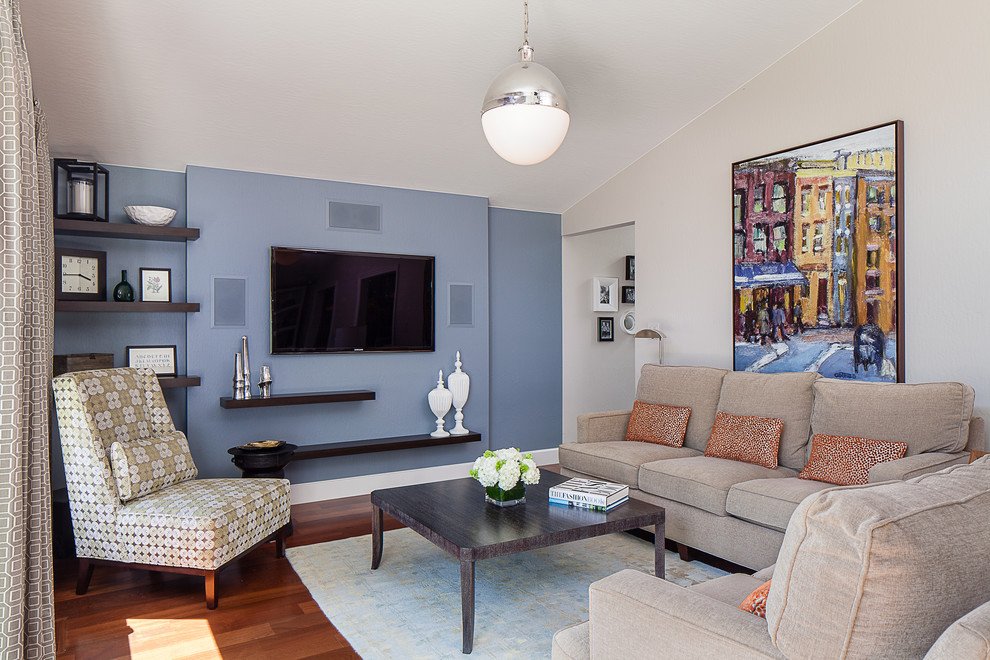 Foto di un soggiorno tradizionale chiuso con pareti blu, pavimento in legno massello medio, nessun camino e TV a parete