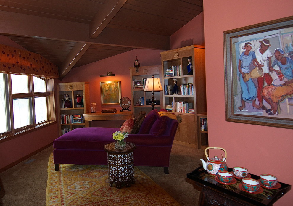Стильный дизайн: большая открытая гостиная комната в стиле фьюжн с с книжными шкафами и полками, оранжевыми стенами и ковровым покрытием без камина, телевизора - последний тренд