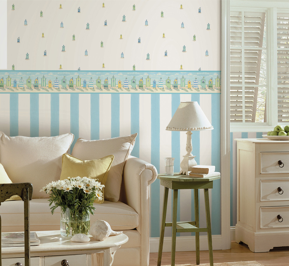 Foto de sala de estar marinera con paredes azules y suelo de madera clara