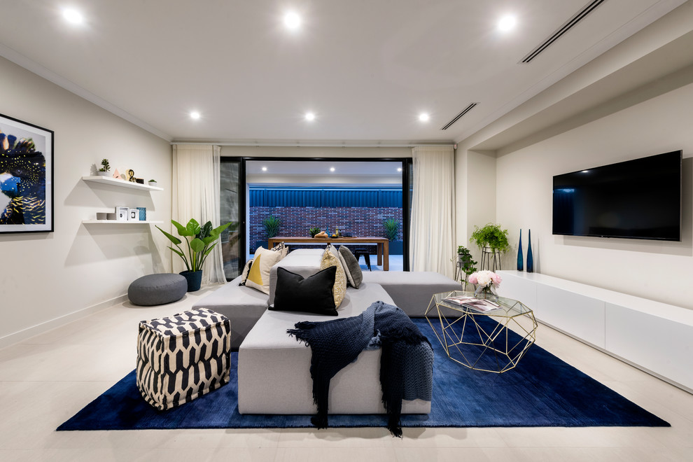 Идея дизайна: изолированная гостиная комната в современном стиле с серыми стенами, телевизором на стене и бежевым полом