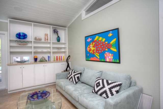 Diseño de sala de estar retro pequeña con paredes grises