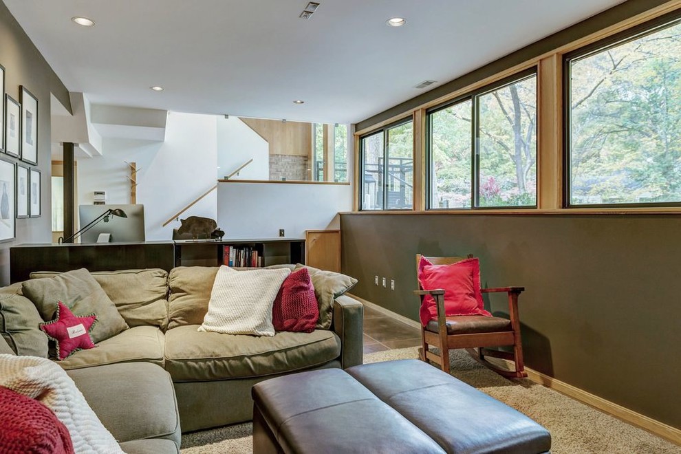 Imagen de sala de estar abierta vintage pequeña con paredes verdes, moqueta y suelo beige