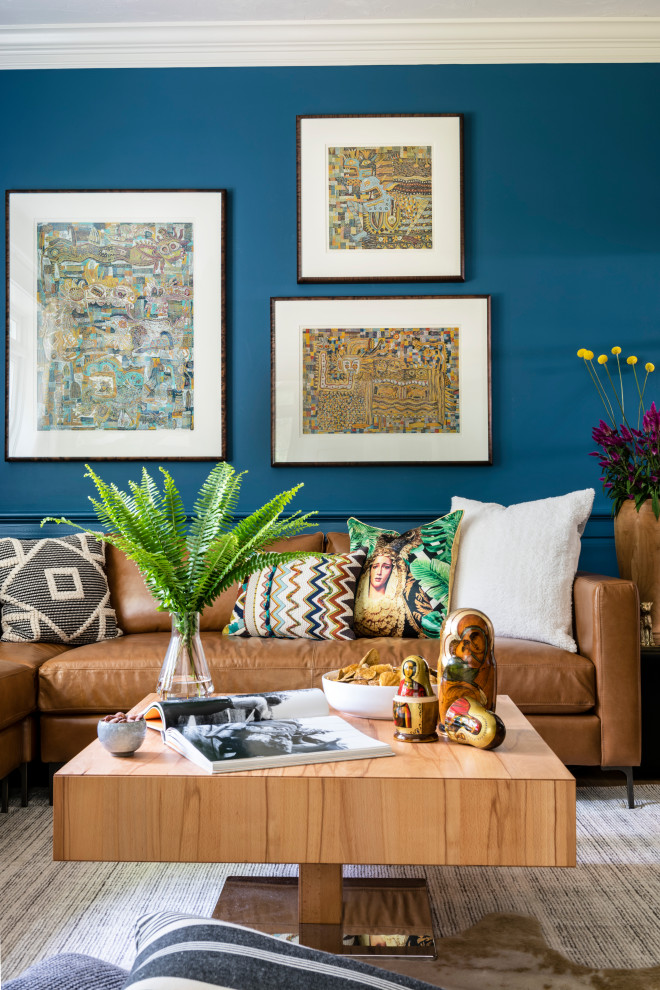 Cette image montre une salle de séjour traditionnelle avec un mur bleu.