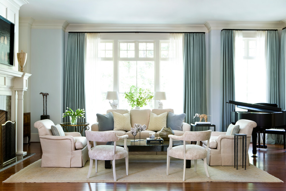 Стильный дизайн: большая открытая гостиная комната в стиле шебби-шик с синими стенами, паркетным полом среднего тона, стандартным камином и фасадом камина из дерева - последний тренд