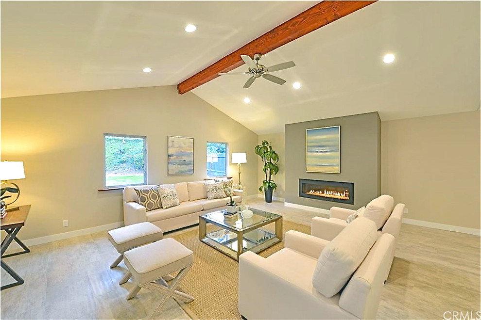 Großes, Fernseherloses, Offenes Modernes Wohnzimmer mit grauer Wandfarbe, Porzellan-Bodenfliesen und Kamin in Orange County