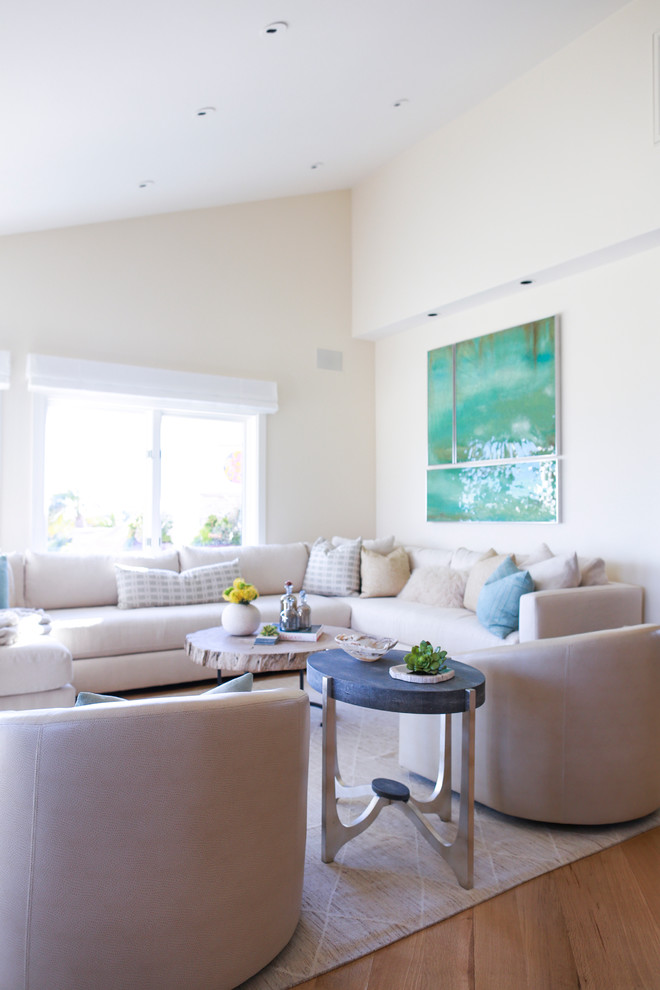 Großes, Offenes Modernes Wohnzimmer mit weißer Wandfarbe, hellem Holzboden, Kamin und TV-Wand in Santa Barbara