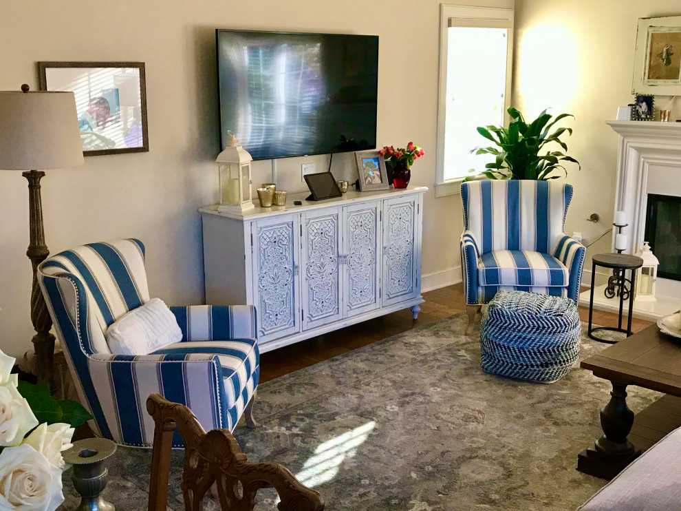 Mittelgroßes, Offenes Maritimes Wohnzimmer mit weißer Wandfarbe, hellem Holzboden, Kamin und TV-Wand in Santa Barbara