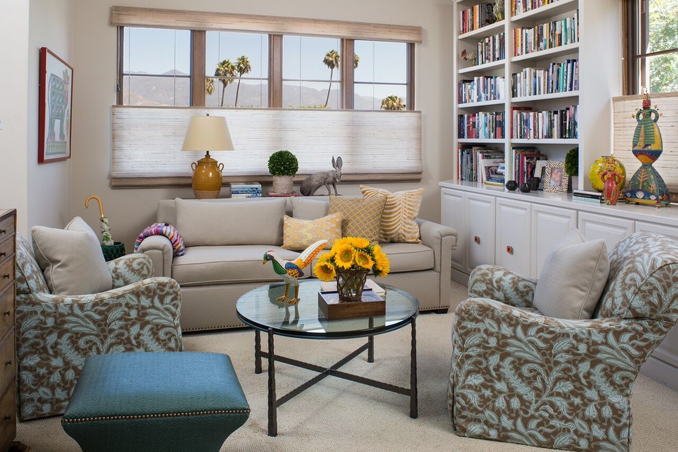 Foto de sala de estar con biblioteca tipo loft mediterránea de tamaño medio con paredes blancas, moqueta y televisor colgado en la pared