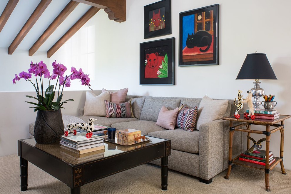 Mittelgroßes Mediterranes Wohnzimmer im Loft-Stil mit weißer Wandfarbe, Teppichboden und verstecktem TV in Santa Barbara