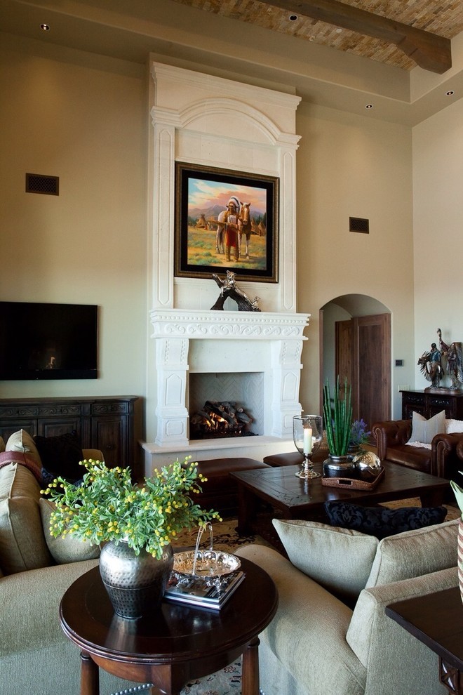 フェニックスにある広いトラディショナルスタイルのおしゃれなオープンリビング (ベージュの壁、標準型暖炉、石材の暖炉まわり、壁掛け型テレビ) の写真