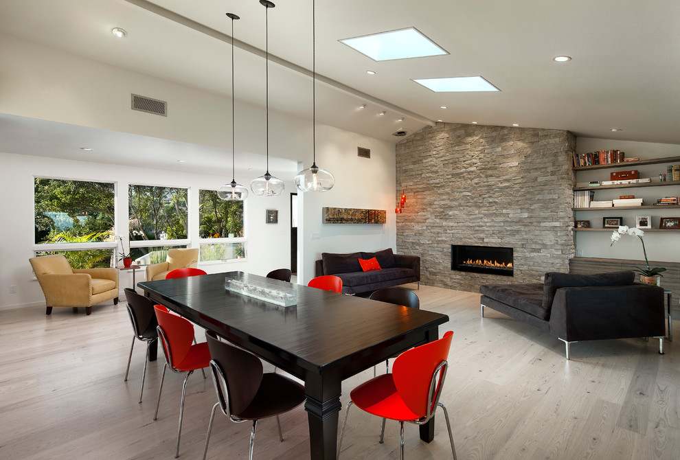 Diseño de sala de estar contemporánea con paredes blancas