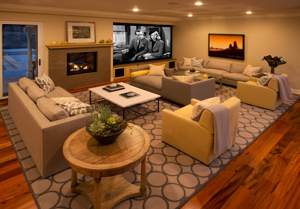 Idee per un soggiorno design con pareti beige, pavimento in legno massello medio e camino classico