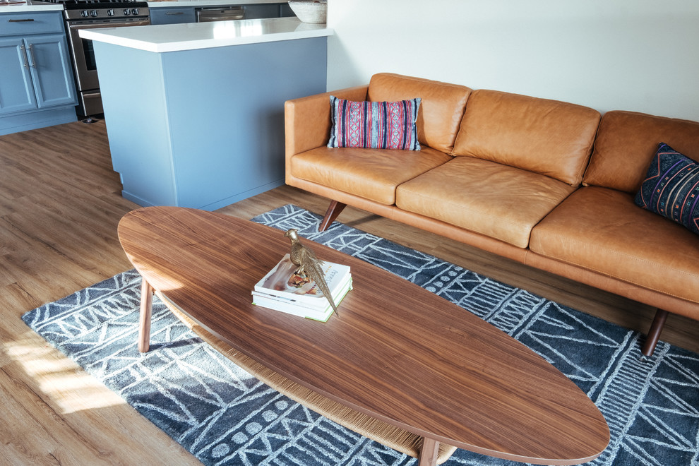 Kleines, Fernseherloses, Offenes Eklektisches Wohnzimmer mit beiger Wandfarbe und Vinylboden in San Francisco