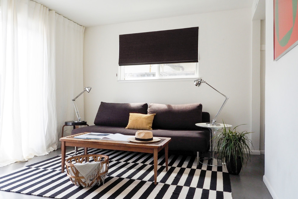Пример оригинального дизайна: изолированная гостиная комната среднего размера в современном стиле с белыми стенами, бетонным полом и серым полом без камина, телевизора