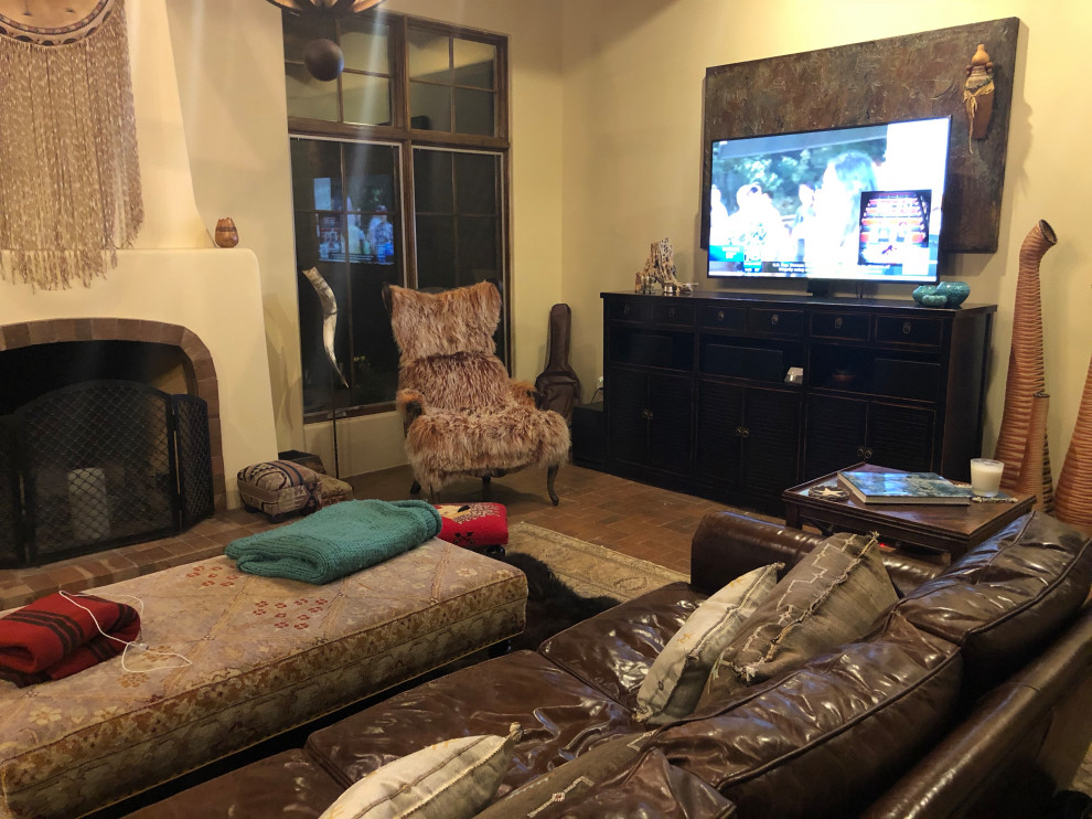 Modelo de sala de estar de estilo americano con paredes beige, suelo de ladrillo y todas las chimeneas