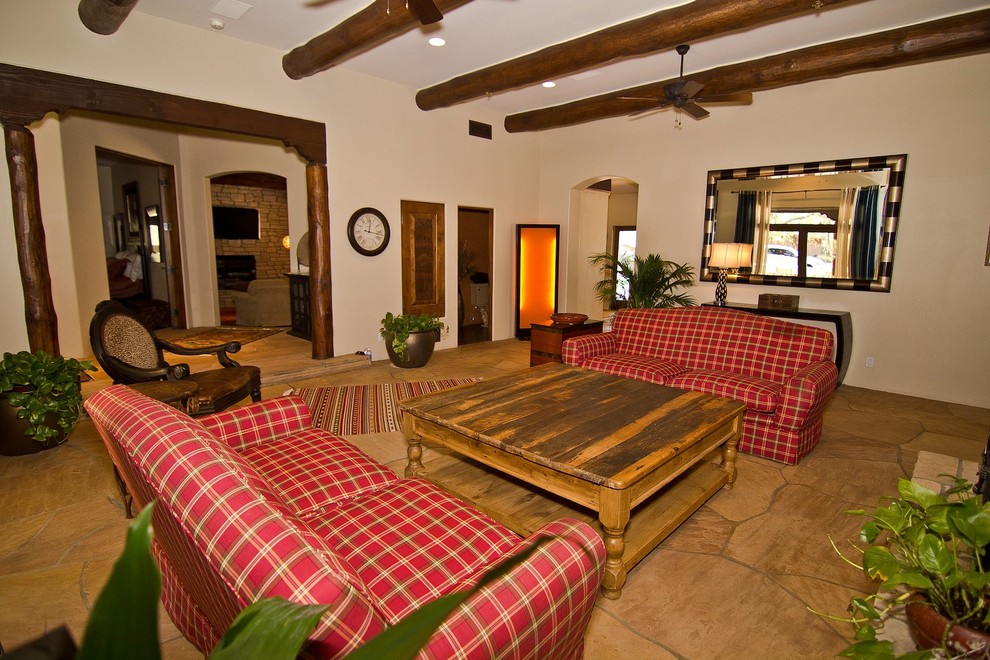 Modelo de sala de estar cerrada tradicional de tamaño medio sin televisor con paredes blancas y marco de chimenea de piedra