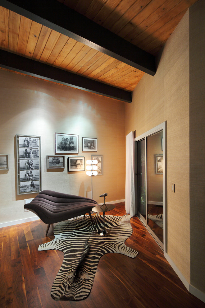 Diseño de sala de estar contemporánea sin televisor con paredes beige y suelo de madera oscura