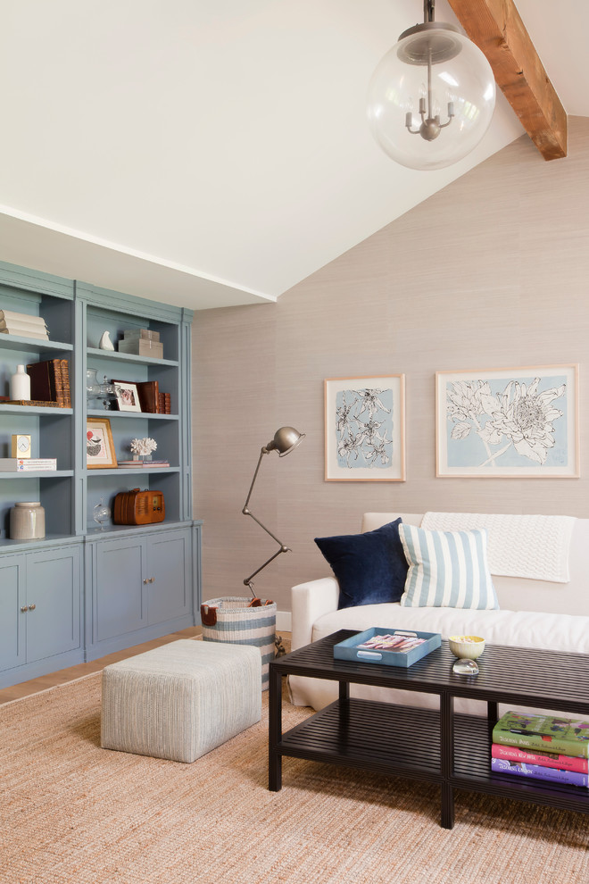 Großes, Offenes Maritimes Wohnzimmer mit beiger Wandfarbe und braunem Holzboden in Los Angeles