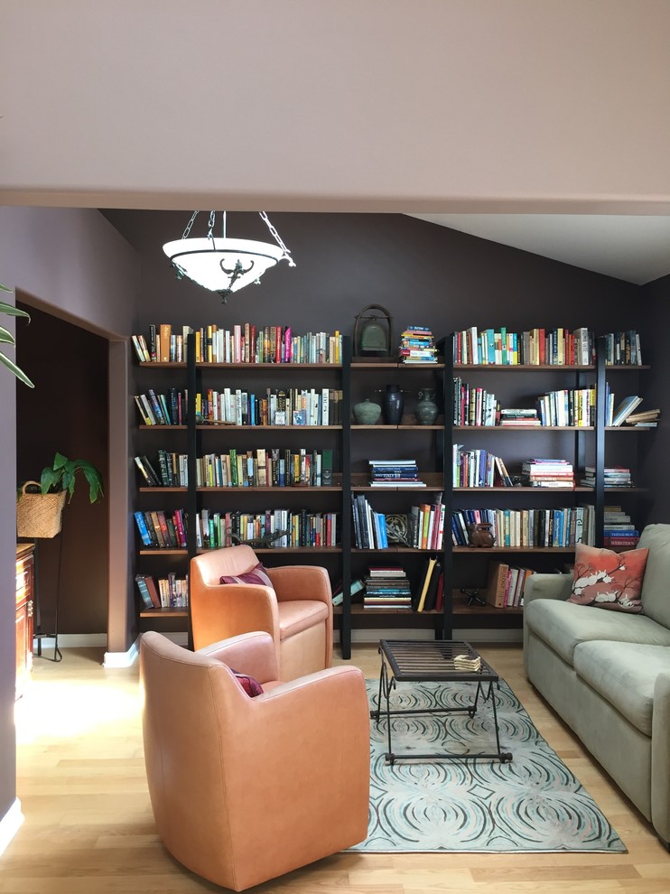 Идея дизайна: маленькая открытая гостиная комната в современном стиле с с книжными шкафами и полками, фиолетовыми стенами, светлым паркетным полом и телевизором на стене для на участке и в саду