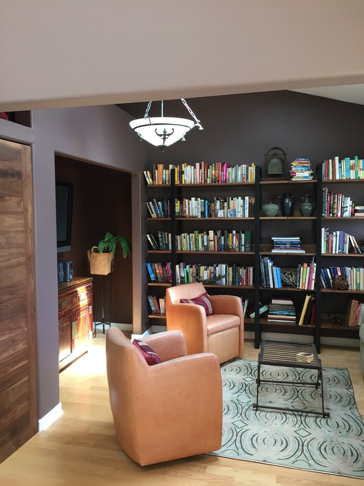 Idee per un piccolo soggiorno design aperto con pareti viola, parquet chiaro, TV a parete e libreria