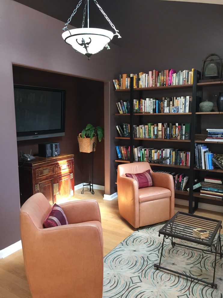 Exemple d'une petite salle de séjour tendance ouverte avec un mur violet, un téléviseur fixé au mur, une bibliothèque ou un coin lecture et parquet clair.