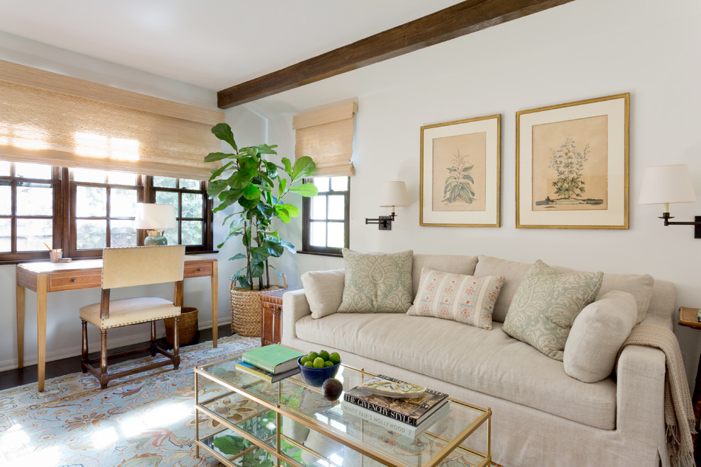 Стильный дизайн: гостиная комната в средиземноморском стиле с белыми стенами - последний тренд