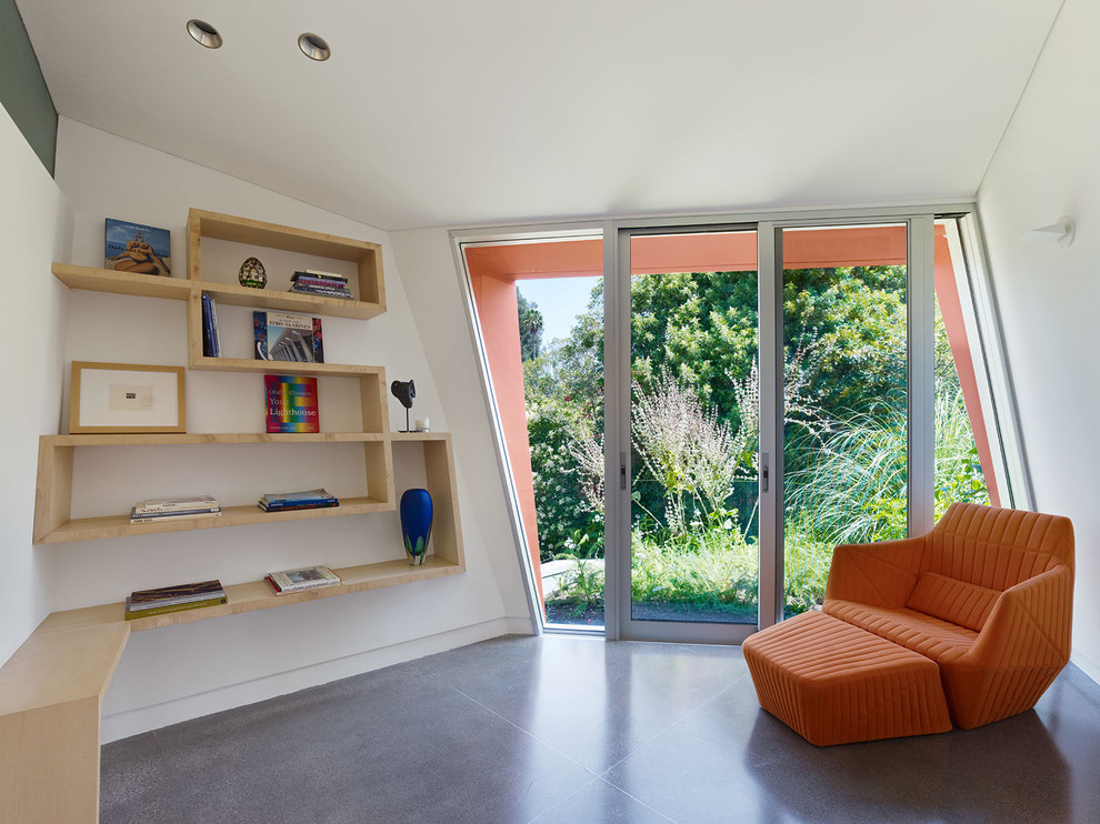 Источник вдохновения для домашнего уюта: изолированная гостиная комната в стиле модернизм с белыми стенами и бетонным полом