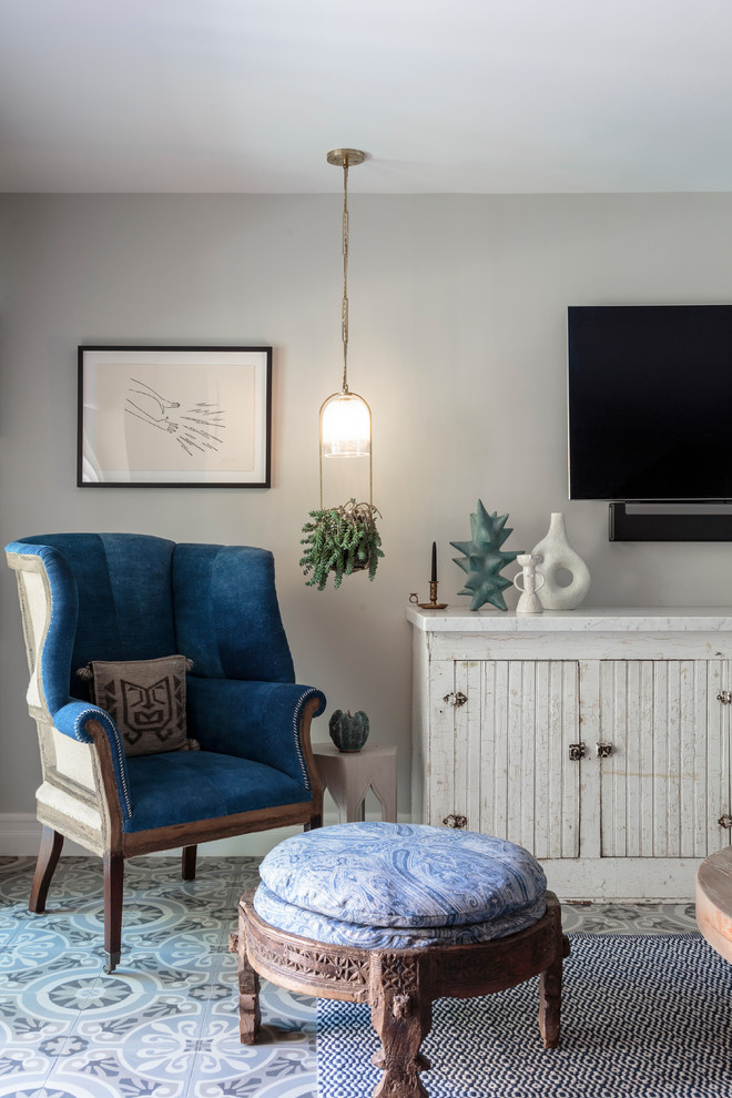 Imagen de sala de estar campestre con paredes grises, televisor colgado en la pared y suelo multicolor