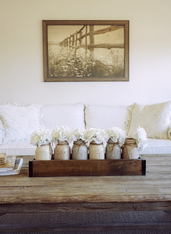Mittelgroßes, Abgetrenntes Landhausstil Wohnzimmer ohne Kamin mit weißer Wandfarbe, braunem Holzboden, freistehendem TV und braunem Boden in Santa Barbara